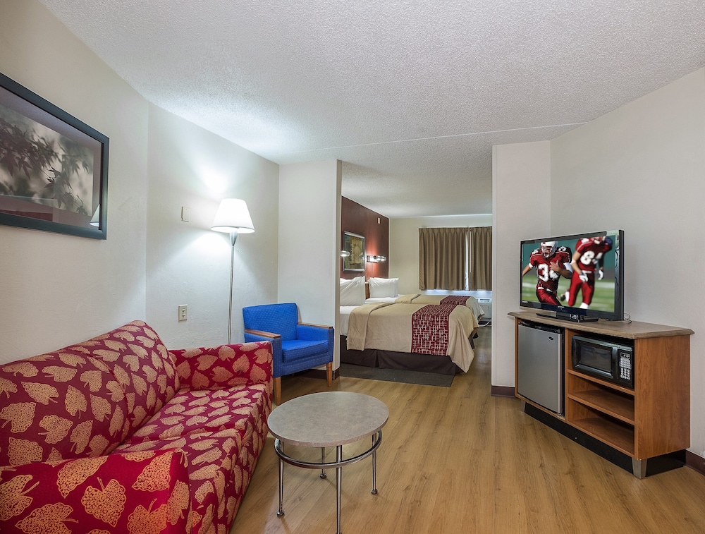 Red Roof Inn and Suites Cleveland Elyria - photo 40