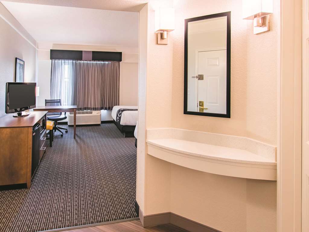 La Quinta Inn & Suites by Wyndham Fort Worth City View - photo 18