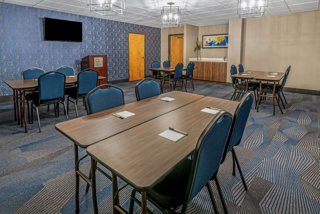 La Quinta Inn & Suites by Wyndham Kennewick - photo 36
