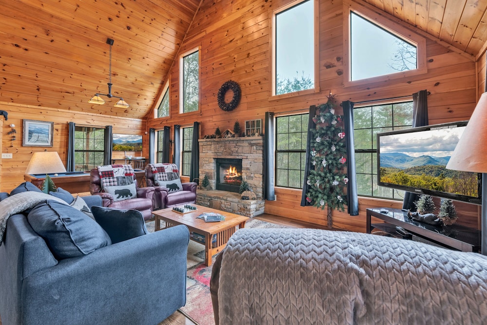 Cabin in the Woods w Hot Tub & Games — 5-Star Luxury Hotel in Sevierville, United States