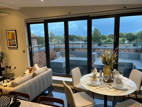 Stunning Luxury 3 Bed Penthouse Sleeps 2 to 6 — 4-Star Luxury Hotel in Hythe, United Kingdom