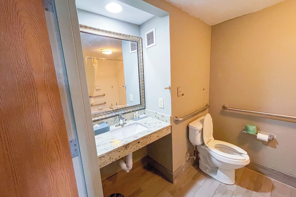 La Quinta Inn & Suites by Wyndham Jackson North - photo 27