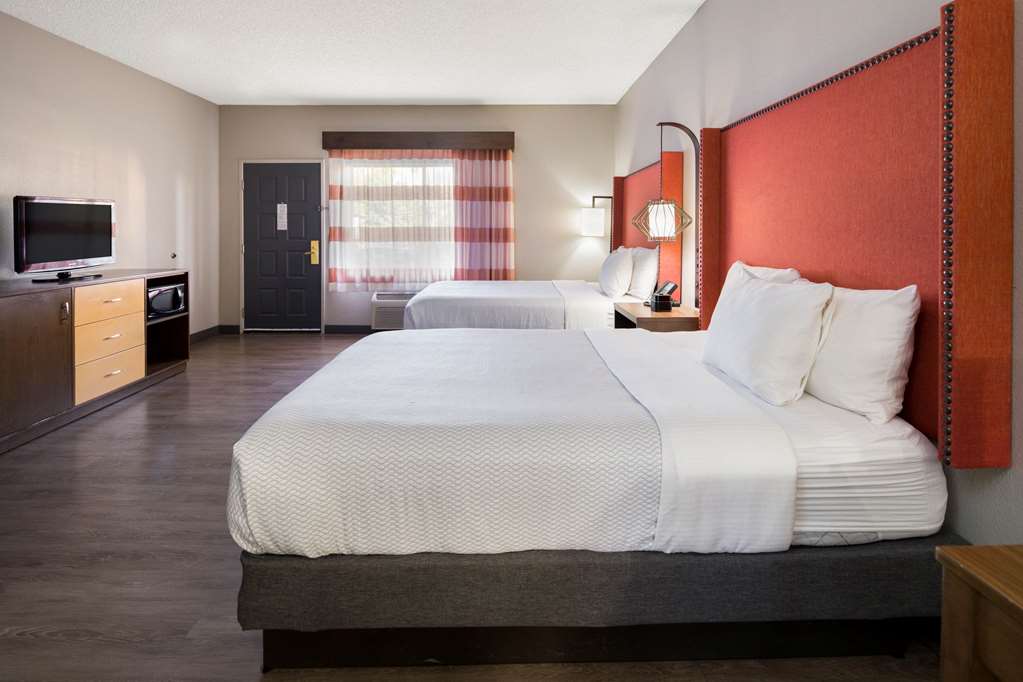 La Quinta Inn & Suites by Wyndham Orange County Airport - photo 23