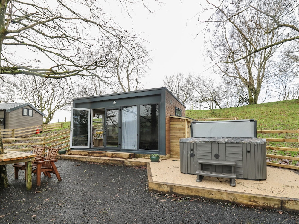 The Fox Den - carbon neutral hotel in Rhayader