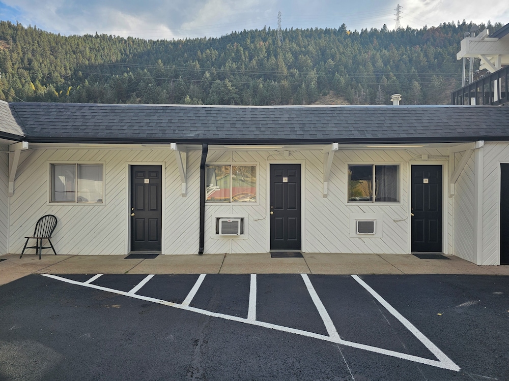 H & H Motor Lodge - photo 31