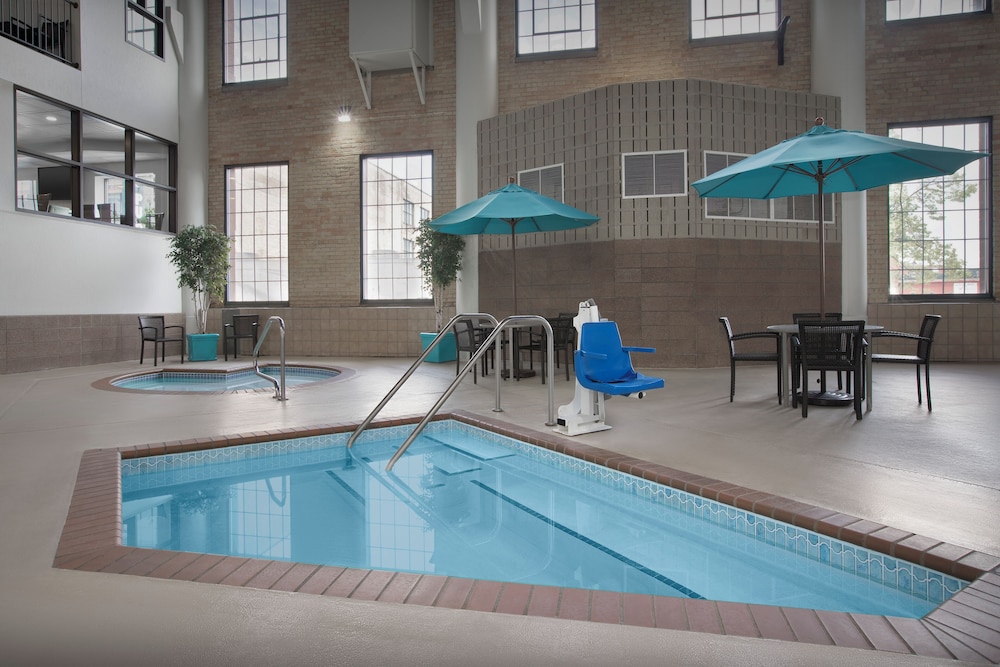 The Suites Hotel at Waterfront Plaza - photo 32