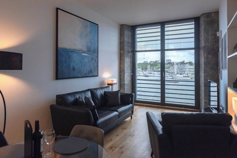 1 Bed Pureserviced 13 Brewhouse — 4-Star Luxury Hotel in Plymouth, United Kingdom