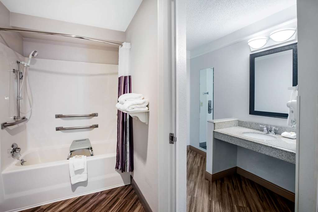 La Quinta Inn & Suites by Wyndham Houston Baytown East - photo 9