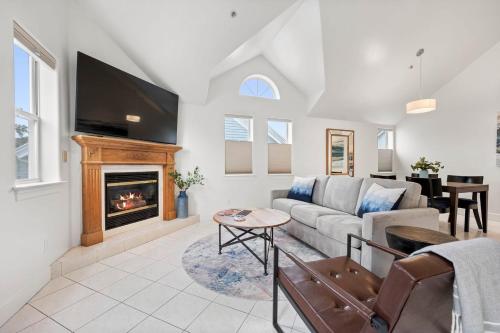 Mavericks Penthouse Downtown Luxury on Main Street Half Moon Bay — hotel in Half Moon Bay