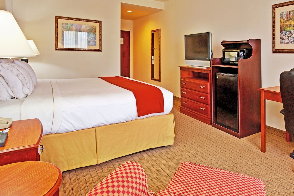 Holiday Inn Express Hotel & Suites Dyersburg by IHG - photo 6