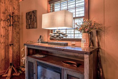 Waters Edge Lakefront Cabin Lake Nantahala w Dock — 4-Star Luxury Hotel in Topton, United States