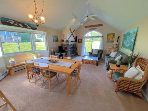 F4 Warm Fairway Village Townhome mountain views and large lawn So much to do — hotel in Carroll