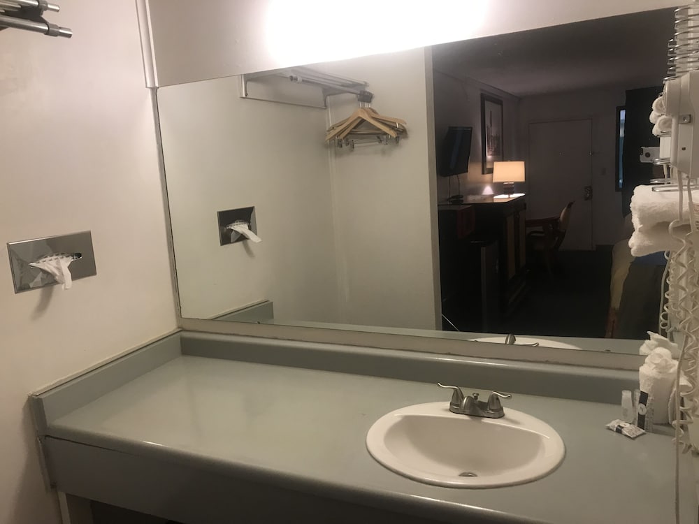 Travelers Inn & Suites - photo 10