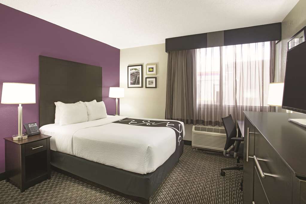 La Quinta Inn & Suites by Wyndham Fort Lauderdale Tamarac - photo 16