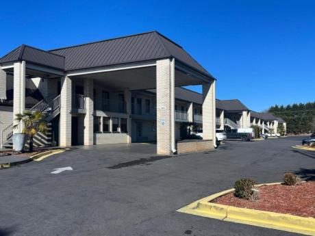 Deluxe Inn and Suites - featured photo