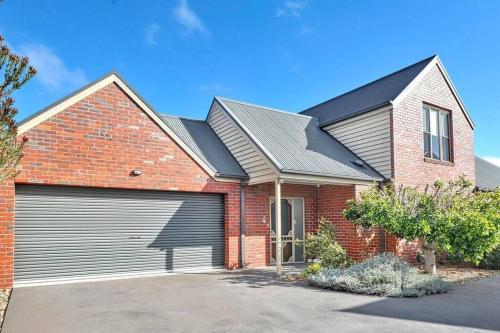 Central Villa Two King Beds Disabled Family Pets — 4-Star Luxury Hotel in Maryborough, Australia