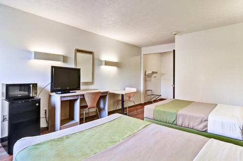 Economy Inn Pittsburgh Airport - photo 6
