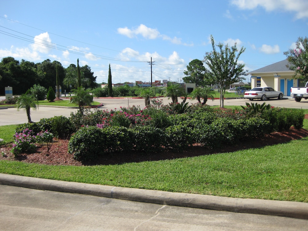 Scottish Inn and Suites - photo 18