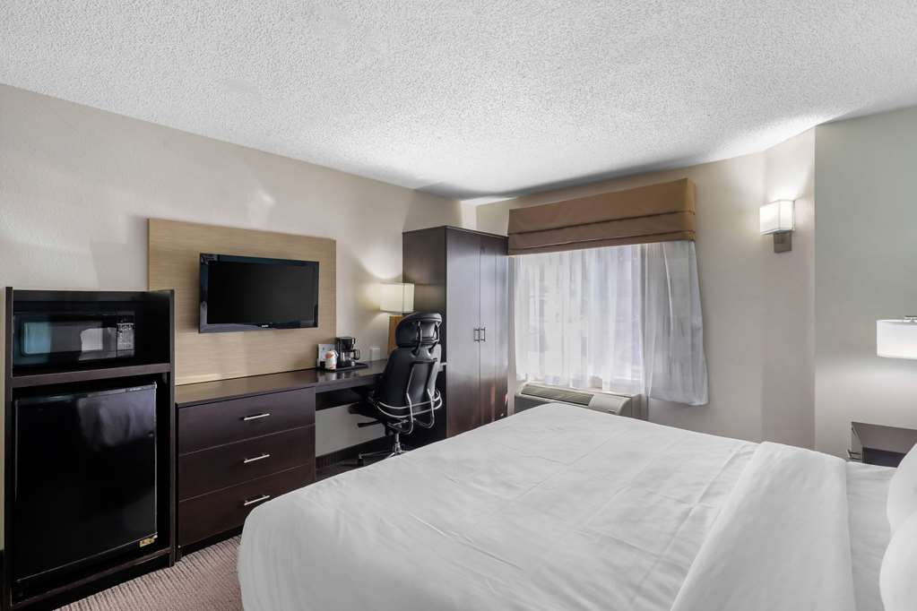 Clarion Inn & Suites DFW North - photo 9
