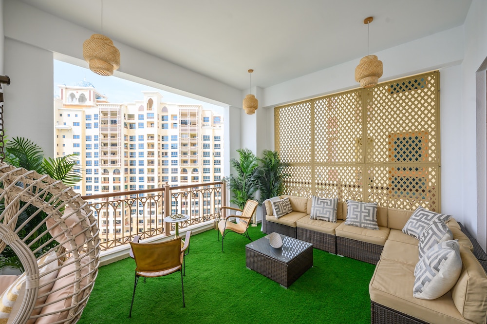 Maison Privee High End Palm Apt w Picturesque Seafront Views — 4-Star Luxury Hotel in Dubai, United Arab Emirates