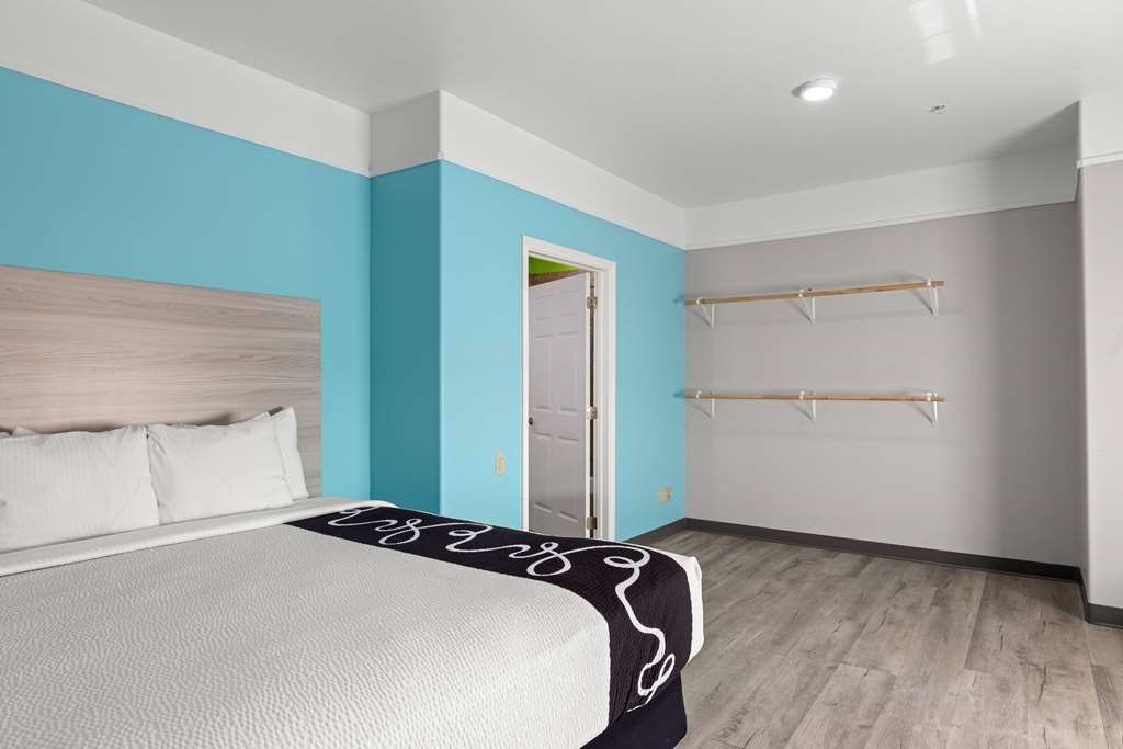 La Quinta Inn & Suites by Wyndham Raymondville - photo 99