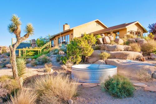Joshua Tree Oasis I Desert retreat with hot tub BBQ & backyard trail access — 4-Star Luxury Hotel in Joshua Tree, United States