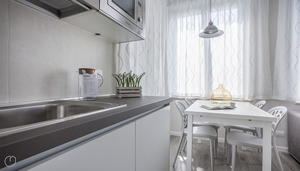 Italianway Cadorna 10 flat A — 4-Star Luxury Hotel in Milan, Italy