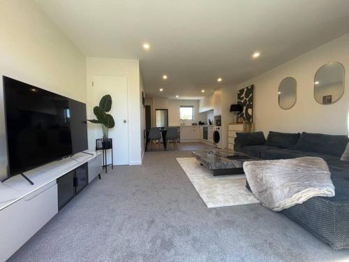 Stylish 2 Bed Retreat Close to CBD With Parking in Christchurch, New Zealand