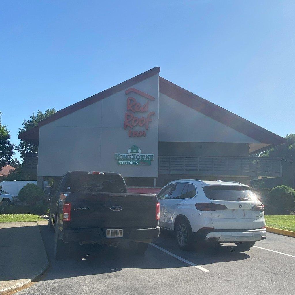 HomeTowne Studios by Red Roof Buffalo Niagara Airport pet-friendly hotel Bowmansville