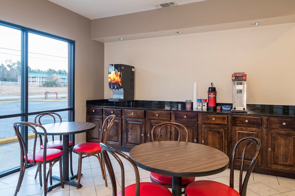 Red Roof Inn & Suites Biloxi Ocean Springs - photo 35