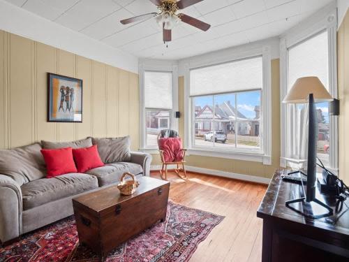 The Zinnia Victorian Charm with Mountain Views in Leadville, United States