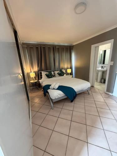 17D Stylish Spacious Studio Scenic Balcony Views — 4-Star Luxury Hotel in Cape Town, South Africa