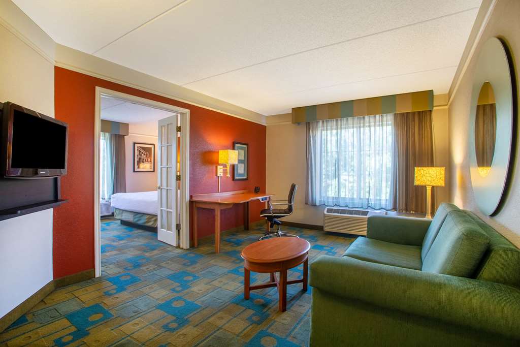La Quinta Inn & Suites by Wyndham Charlotte Airport South - photo 20