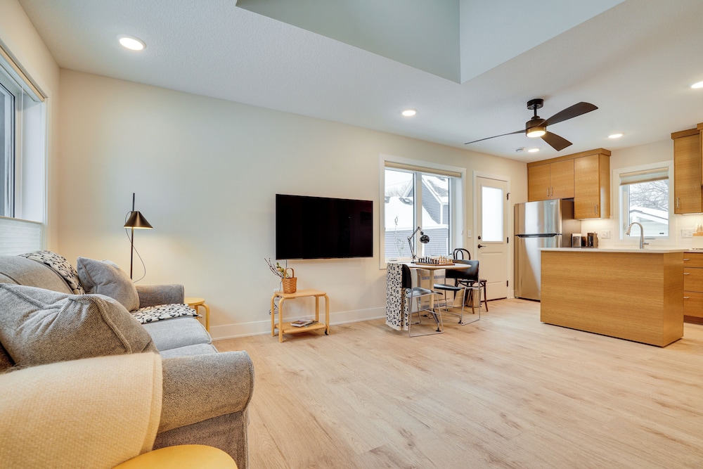 1 Mi to Carleton College: Wfh friendly Apartment — 4-Star Luxury Hotel in Northfield, United States