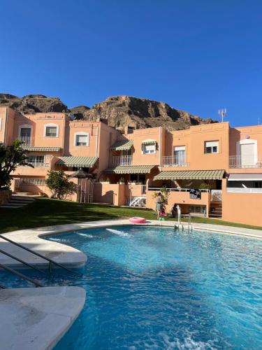 Casa adosada con piscina a 5 minutos de la playa . — 4-Star Luxury Hotel in Aguadulce, Spain
