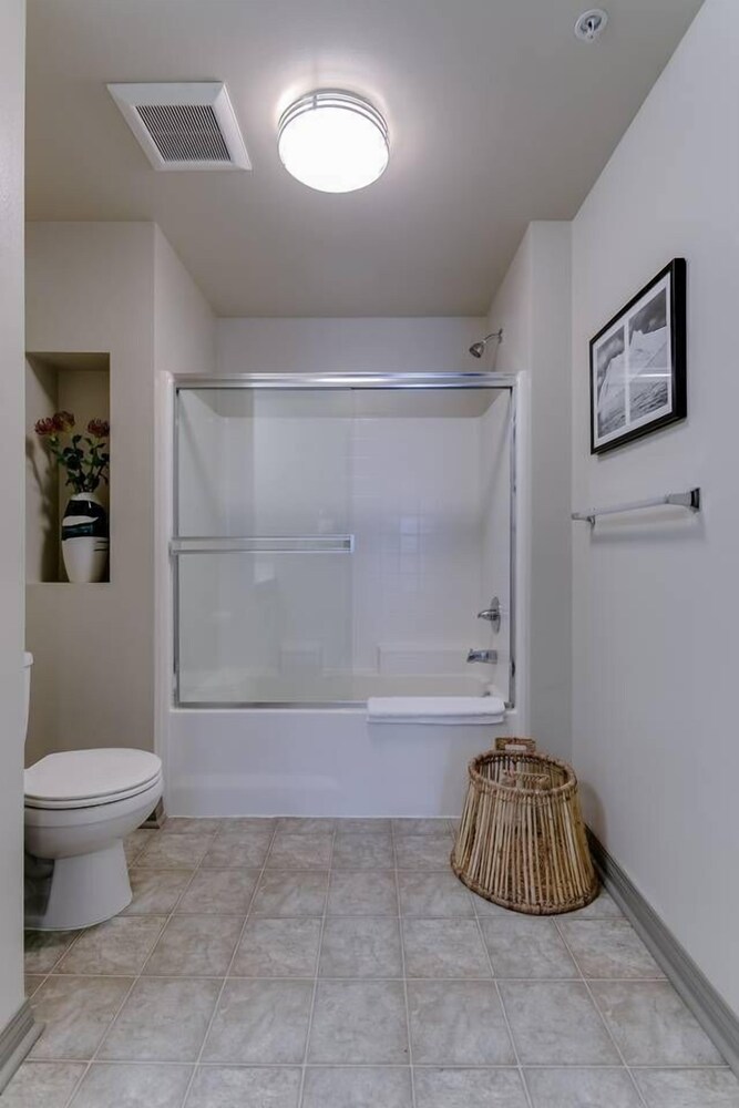 One Bed 1bath Private Balcony Walk TO Beach - photo 18
