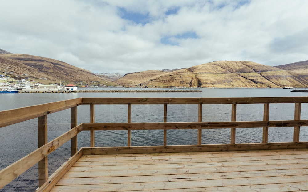 Seaside Nest Charming Waterfront Retreat in Vestmanna, Faroe Islands