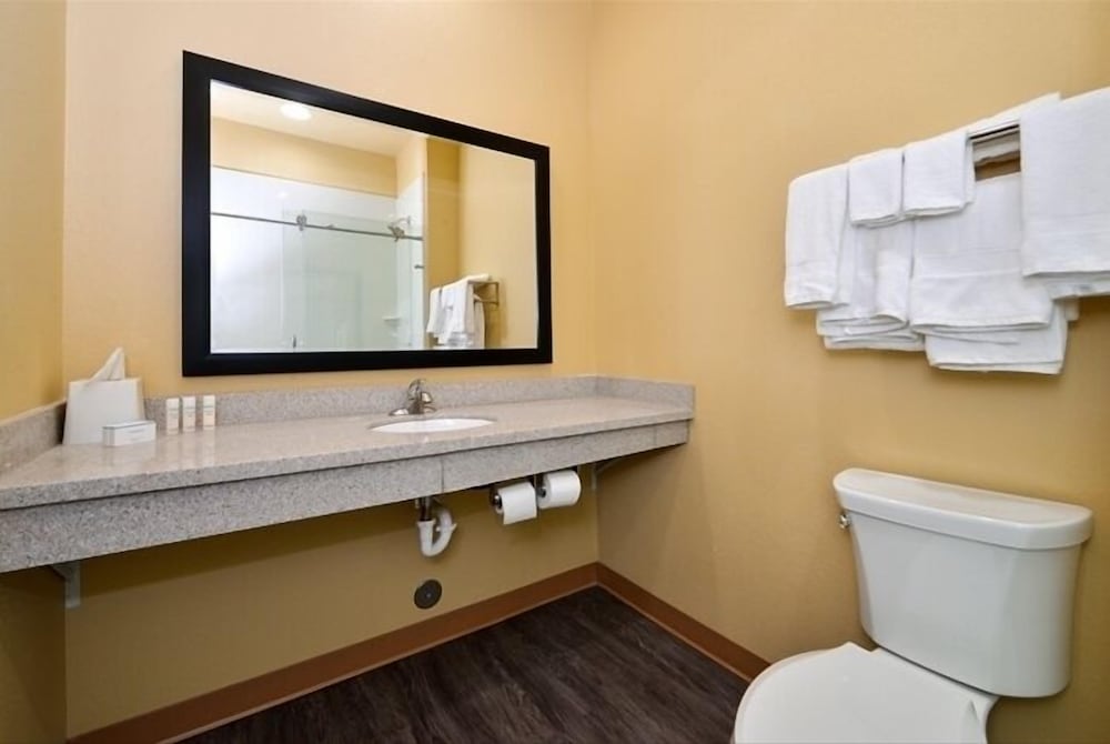 La Bonita Inn & Suites - photo 24