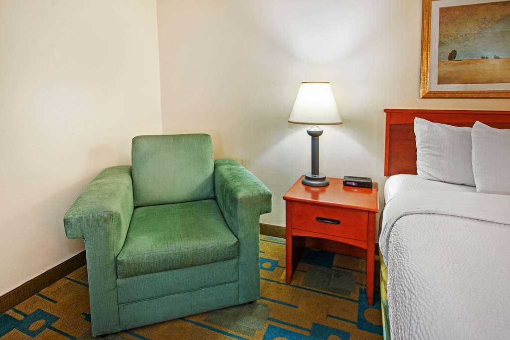 La Quinta Inn & Suites by Wyndham Albuquerque Journal Ctr NW - photo 15