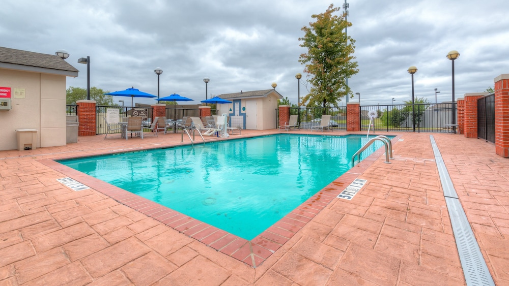 Holiday Inn Express and Suites Memphis Southwind - photo 19