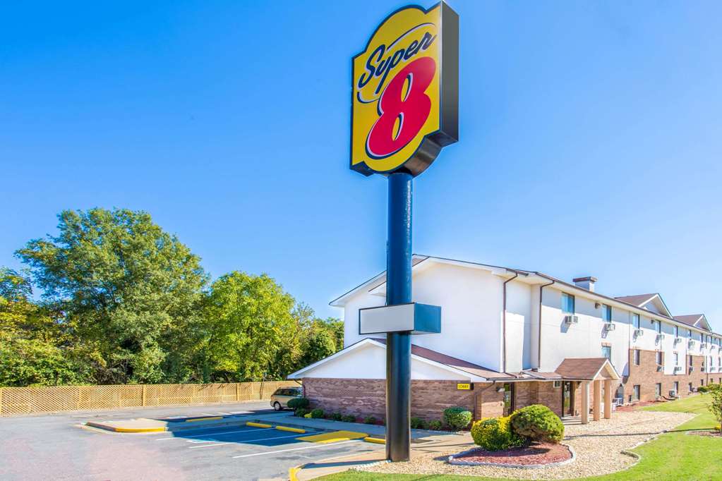 Super 8 by Wyndham Richmond Broad Street in Richmond, United States
