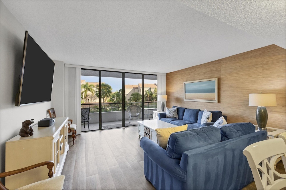 6415 Midnight Pass #202 — 4-Star Luxury Hotel in Siesta Key, United States