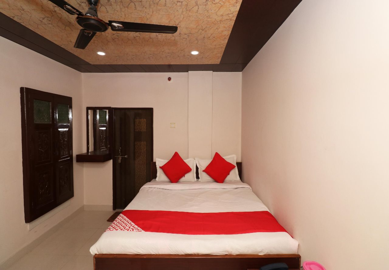 Hotel R D Palace — Varanasi