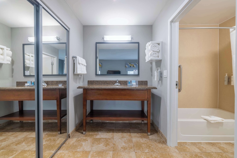Hampton Inn & Suites Brenham - photo 28