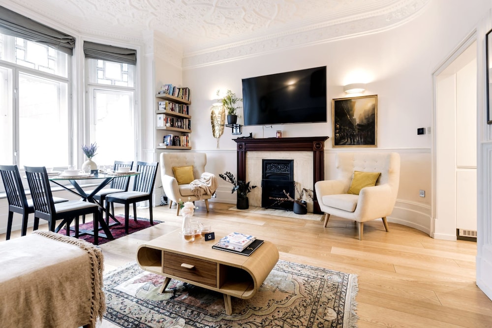 Bright and Modern Mayfair Apartment — 4-Star Luxury Hotel in London, United Kingdom