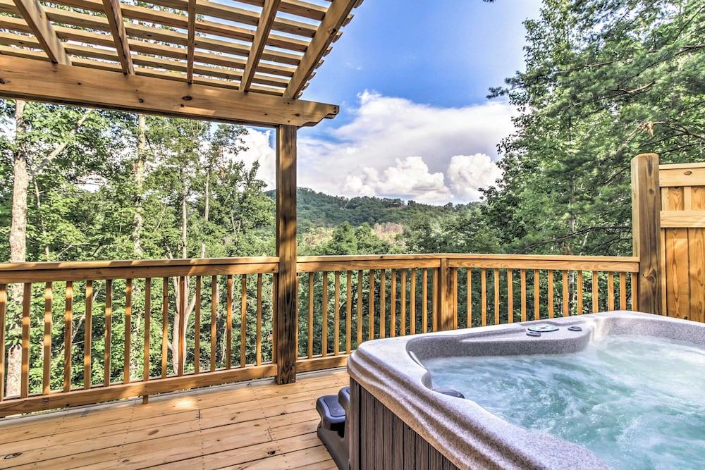 Hot Tub and Loft Mountain View Sevierville Cabin — 4-Star Luxury Hotel in Sevierville, United States
