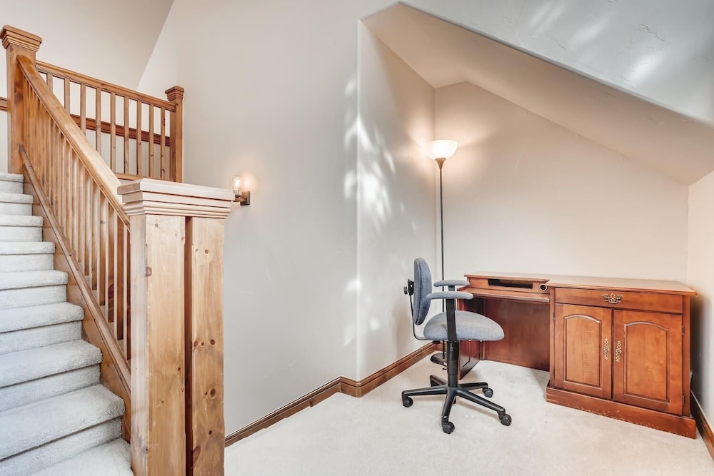 3BR Townhome Walk to Slopes & Kids Ski Free by Redawning - photo 22