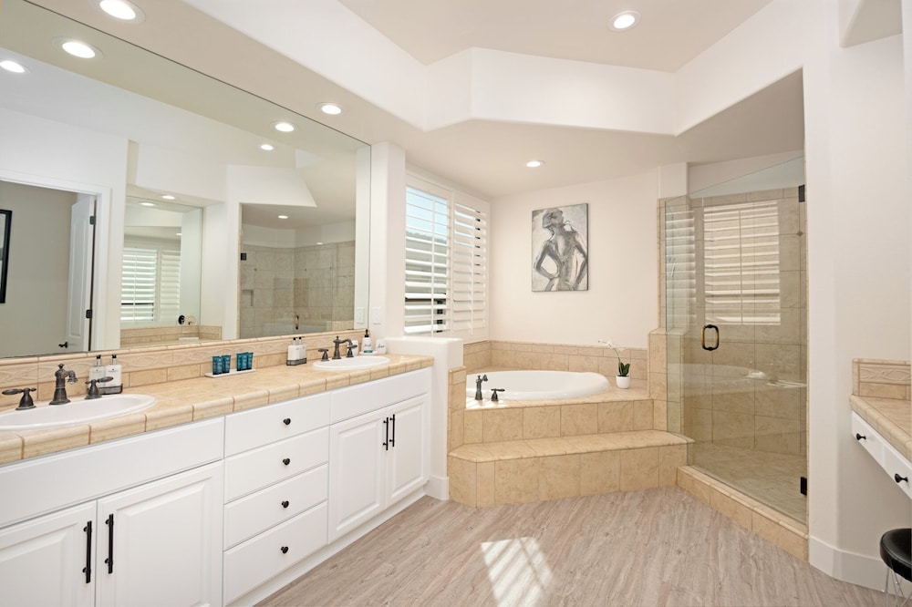 Luxury Resort Style Living w Pool & Jacuzzi - photo 28