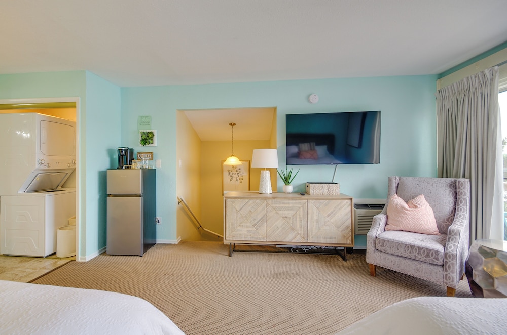 Waterfront Views & Resort Perks: Osage Beach Home - photo 10