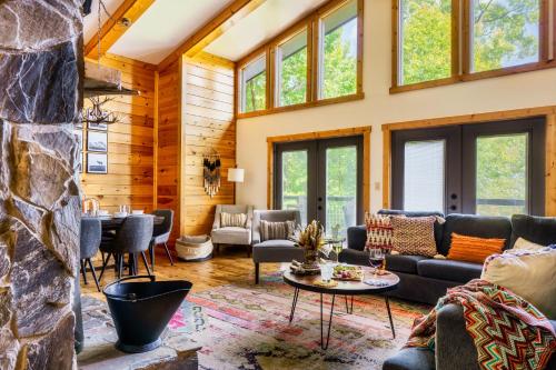 Woodhaven Private 3 Suites Gorgeous Views 3 Pools GameRm HotTub Lots of Bears in Gatlinburg, United States